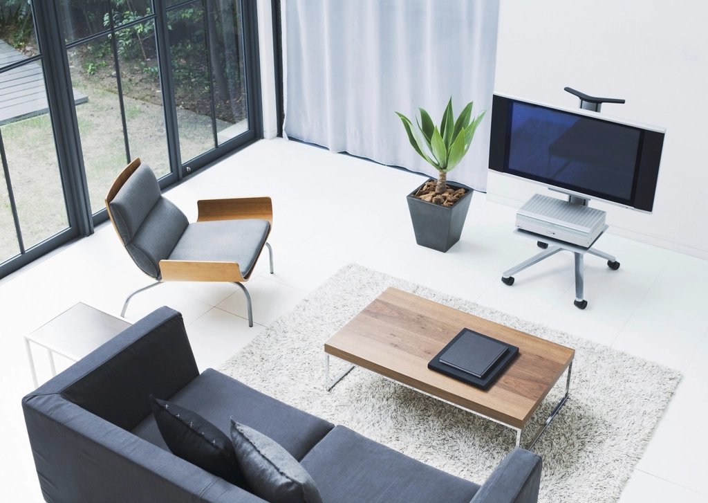 Lyst moderne stuevindue med lette gardiner